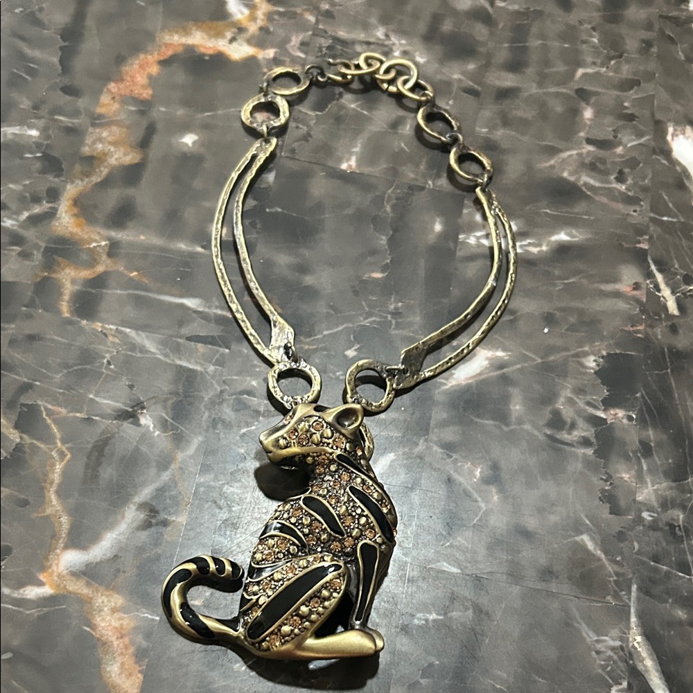 Vintage Unsigned Gold Tone Animal Pendant Necklace!